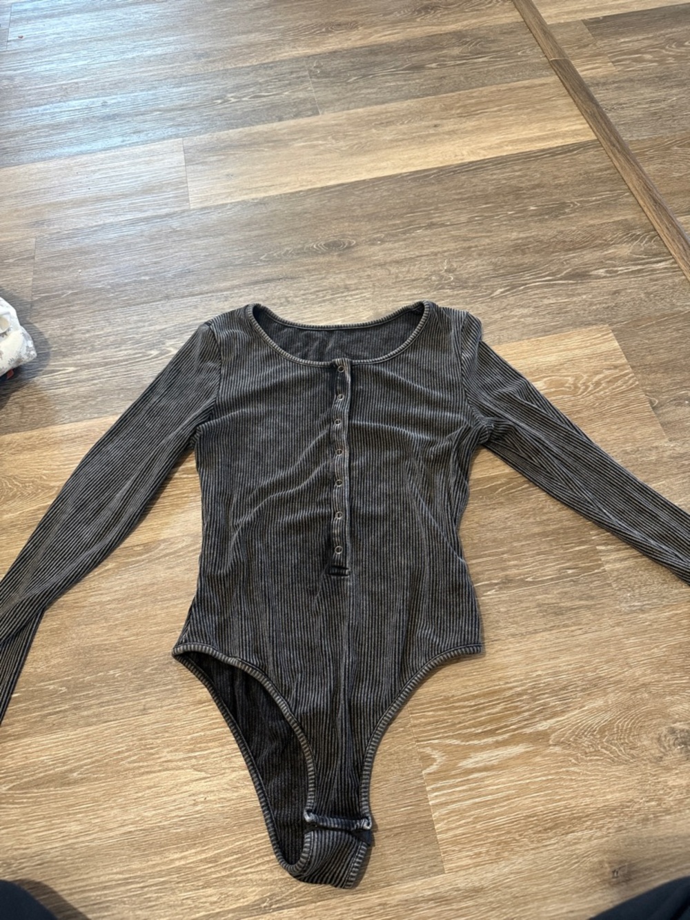 Ribbed Long-Sleeve Snap-Front Bodysuit - Black